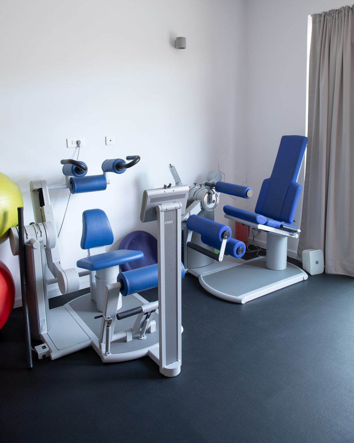 Spatiu de lucru pentru gimnastica medicala, cu aparate specializate
