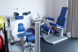 Spatiu de lucru pentru gimnastica medicala, cu aparate specializate