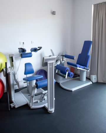 Spatiu de lucru pentru gimnastica medicala, cu aparate specializate