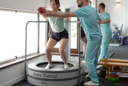 Exercitiu ghidat pe trambulina Frei pentru activarea musculaturii si stabilizarea genunchilor