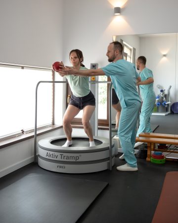 Exercitiu ghidat pe trambulina Frei pentru activarea musculaturii si stabilizarea genunchilor