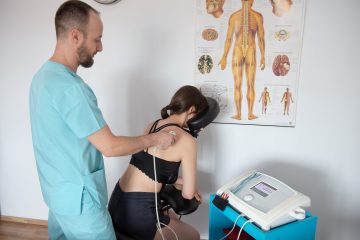 Terapie cu curent electric (electroterapie) aplicata la nivelul spatelui intr-un cabinet de kinetoterapie