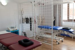 Paturi de tratament si custi de scripetoterapie intr-osala de recuperare medicala moderna, echipata complet