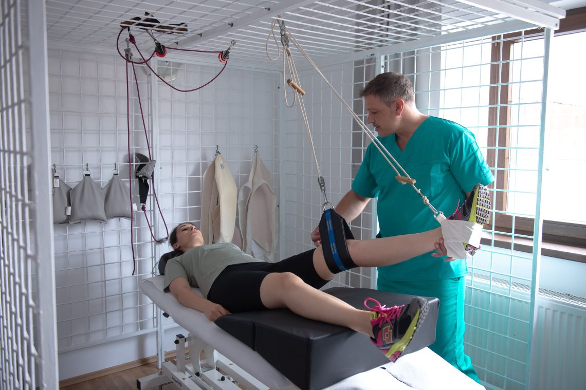 sedinta de scripetoterapie pentru recuperare medicala sub supravegherea kinetoterapeutului