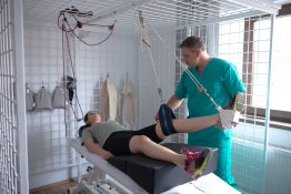 sedinta de scripetoterapie pentru recuperare medicala sub supravegherea kinetoterapeutului